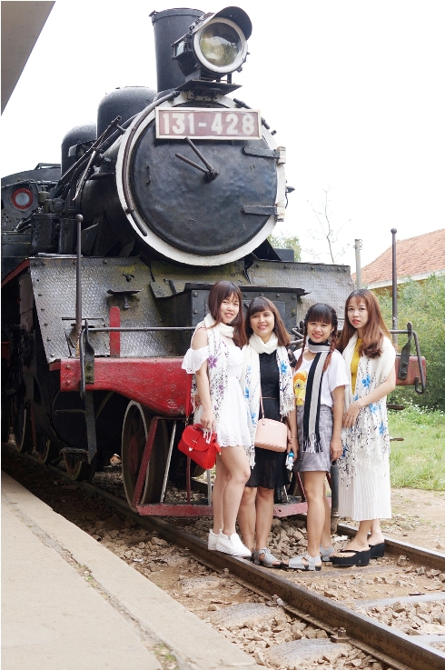 Vừa đáp Ga Xe Lửa tiến sang Trại Mát luôn nhé!