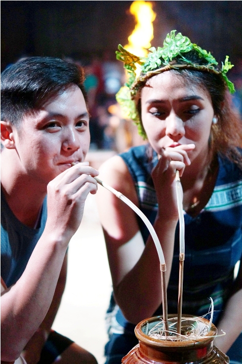 Thưởng thức rượu cần với cô gái Tây Nguyên