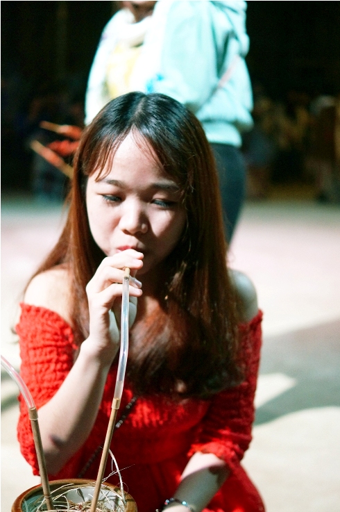 Cô gái miền xuôi cũng thử hương vị tuyệt vời của phố núi